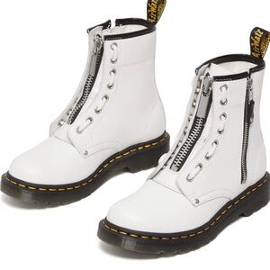 White brand new without box size 8 Dr. Martens